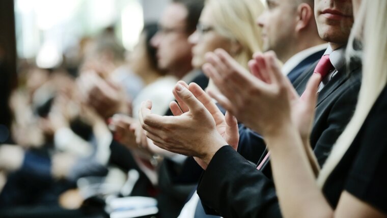 Das Publikum applaudiert